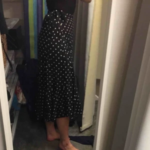  - Så fin prickig lång kjol med hög slits! Den har ett band i midjan man kan knyta så storleken går att justera. Perfekt skick! Skriv för mer bilder och frågor :) 