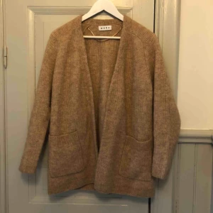  - Stickad tröja från Wera. Ej använd. Nypris 699:-