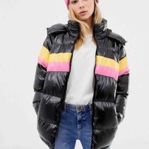  - Super cool dunjacka från Brave Soul!  Köpt från Na-kd.  Toppen skick, endast använd 2 ggr. Köparen står för frakten. 