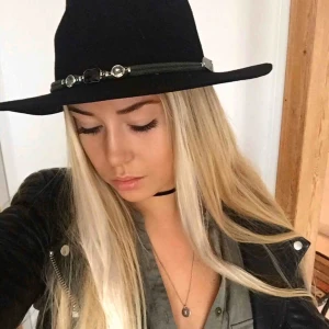  - Svart hatt med stenar och flätade detaljer. Köpt från Raglady för några år sedan för ca 400-500 kr. Använd vid ett enstaka tillfälle, så i mycket fint skick. Pris kan diskuteras. Köpren står för frakten 🖤