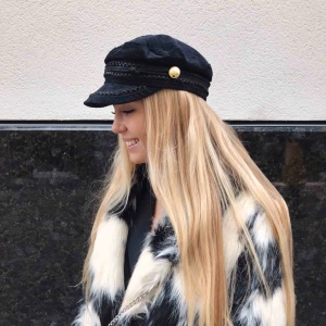  - Säljer denna fantastiska skepparmössa i svart manchester. Endast använd ett fåtal gånger, så i mycket fint skick. Pris kan diskuteras. Köparen står för frakten 💌