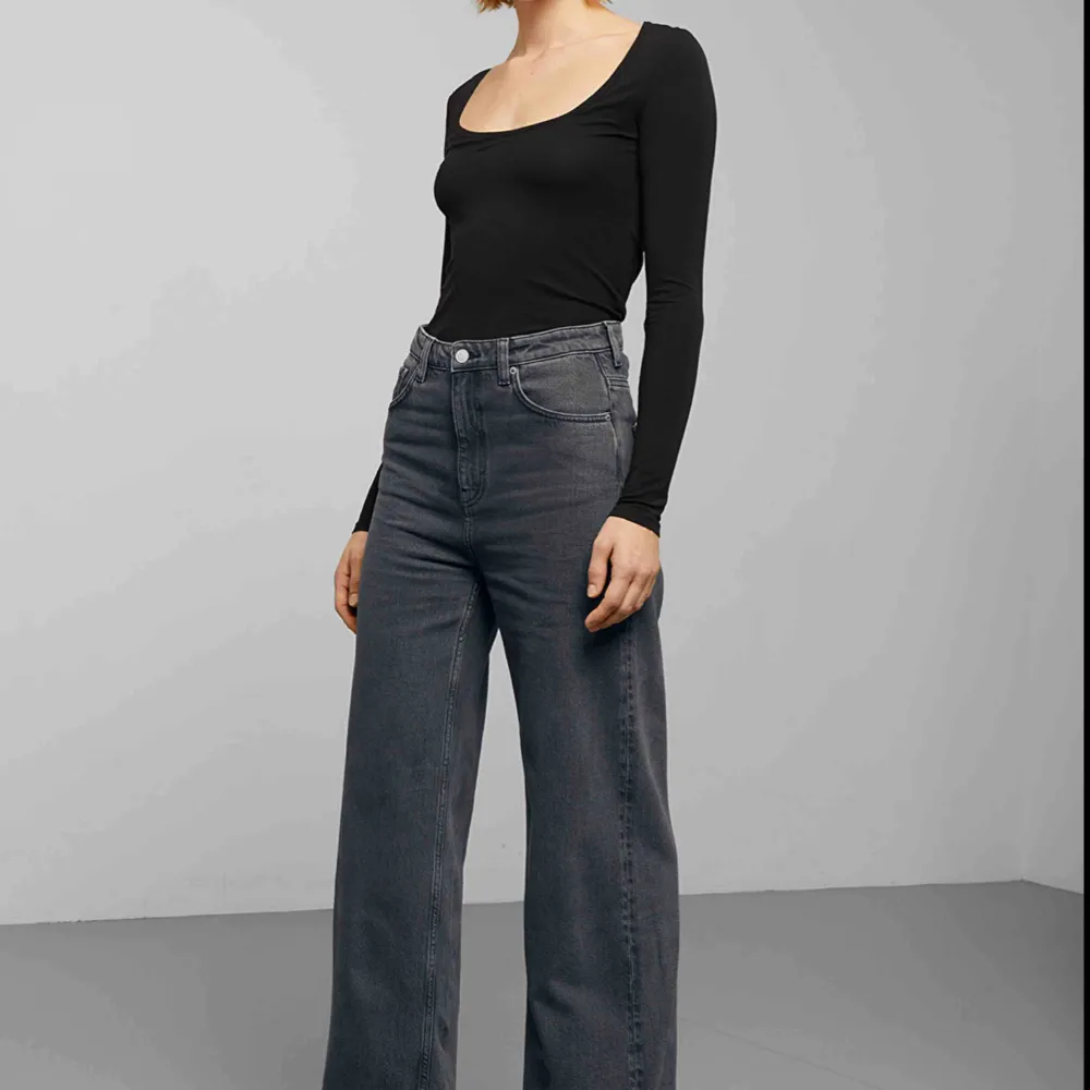 Gråa Weekday jeans i modellen Ace. Sparsamt använd! . Jeans & Byxor.