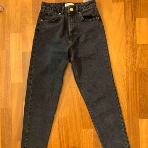  - Blå/gråa Mom jeans Använda 1 gång, ny skick