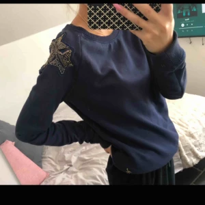  - En fin Thommy Hilfiger tröja som aldrig är använd, alltså i väldigt fint skick. Storlek:M och ett pris på endast 230kr🥰