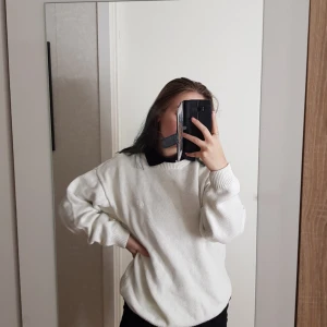 ... - Tröja från Marc O'Polo, köpt på myrorna, i okej skick därav priset. Finns en liten fläck som jag ej kan få bort men annars ser tröjan bra ut! 