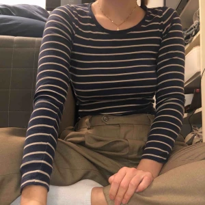  - Ekologiskt bomull från ginas ecoprojekt med bra arbetsvillkor osv för arbetare. Jag har vanligtvis typ s så den sitter lite tajtare på mig om man följer storleken 