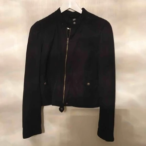  - En svart tygjacka från H&M i gott skick. Storlek 38