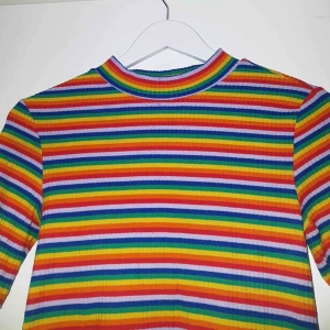  - Superfin regnbågsfärgad topp från Monki. Köptes här på Plick, men passar inte på mig. 