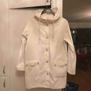  - Vit regnkappa från HM☔️ Passar storlek 38, jag har 34/36 och använder den som oversized. 😍 Superfin men säljer den pga att jag har två regnkappor nu.✨ 