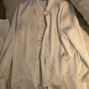  - jättefin silkes blus ifrån Gina tricot❣️ används tyvärr inte längre. 