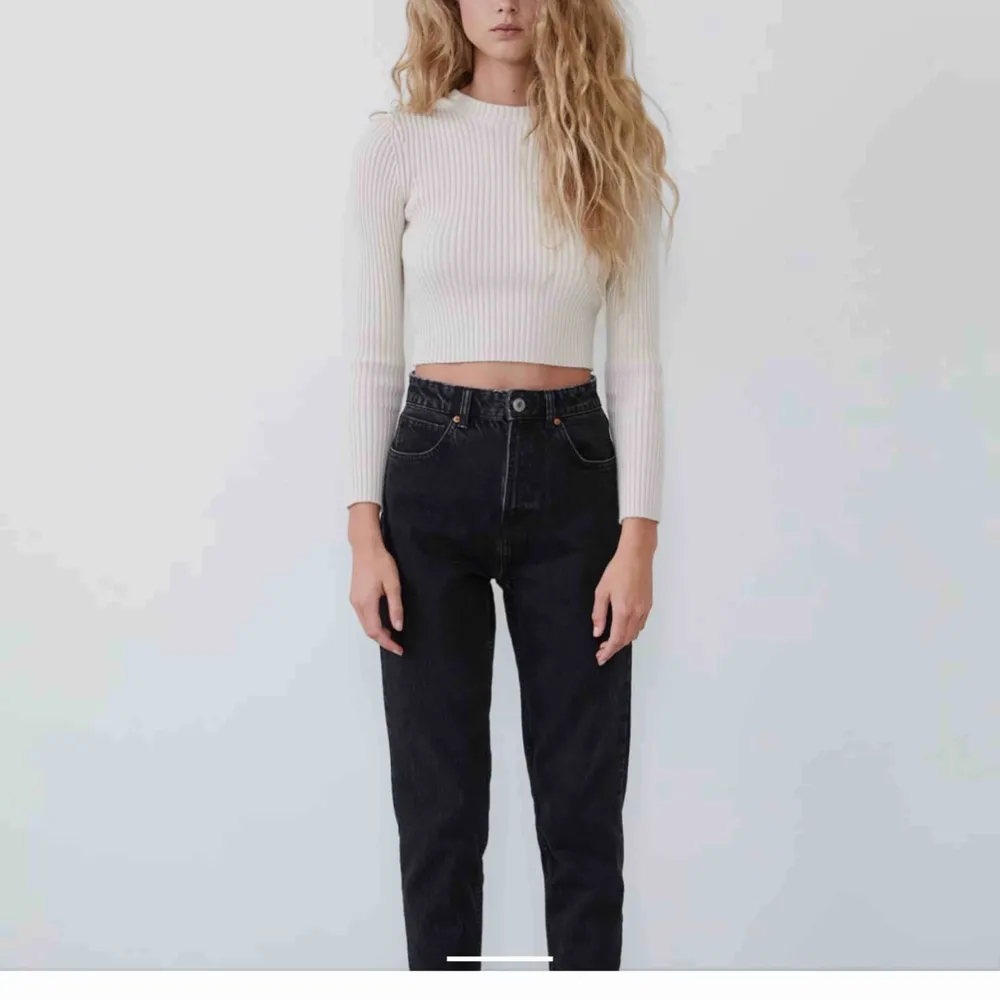 Säljer dessa momjeansen från Zara, använt sällan gånger. Jeans & Byxor.