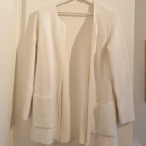  - Benvit kofta med fickor. Frakt tillkommer! 