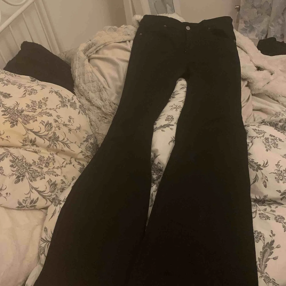 Dr denim svarta bootcut jeans, storlek M och längd 32, Har använt dom 4 ggr typ och säljer dom pga dom är för långa och för stora för mig. Jeans & Byxor.