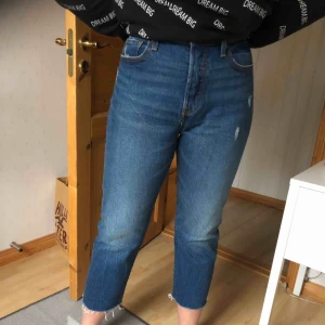  - Snygga blå jeans från Levi’s i modellen ribcage med fransar nertill samt lite slitningar. Aldrig använda utan endast prislappen som tagits bort som gjorde att det blev två små hål ovanför vänstra bakfickan. Hittar inte längden på byxorna men jag är 170.