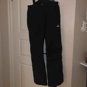  - Svarta McKinley termobyxor/skidbyxor stl 38 fickor med dragkedjor framtill och hängslen