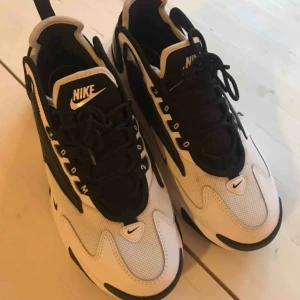  - Skor från Nike ZOOM 2k Storlek 39 Endast använda 2 gånger, inget att anmärka på förutom en liten pyttefläck på vänster sko som söker går bort med lite tvål eller liknande Pris:600