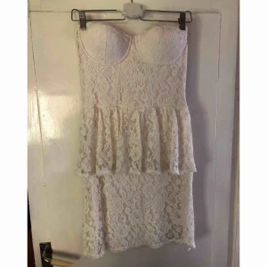  - Vit klänning från BIK BOK. Strl L , kupa C. Endast testad en gång. 100 inklusive frakt. Betalning sker via swish.