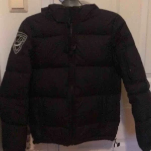 Vinterjacka - Nypris 1999  Har en liten fläck på ena armen är inte något som syns Använd 2 vintrar men e nästan som ny                     Frakten står köparen för