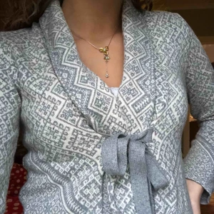  - Bekväm och snygg Odd-Molly kofta. Är som ny och nästintill oanvänd.  Storlek: 1 (ca XS-M) Nypris: ca 1795 kr Säljes för: 600 kr