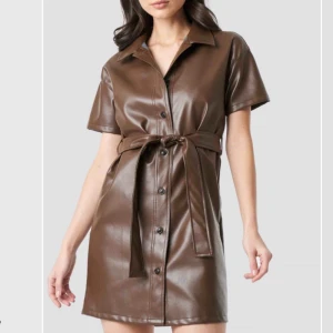  - Helt ny & oanvänd imitations läder klänning från nakd! Slutsåld på deras hemsida 😍 Prislappen finns även kvar