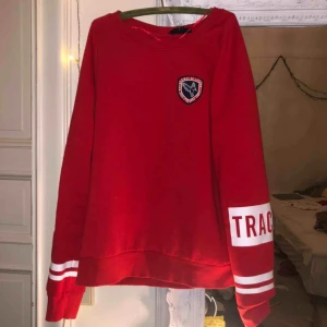  - sweatshirt med texten ”keep track” på ärmarna❤️ Storlek L, men passar nog mindre storlekar beroende på hur oversize man vill ha den! Köparen står för frakten