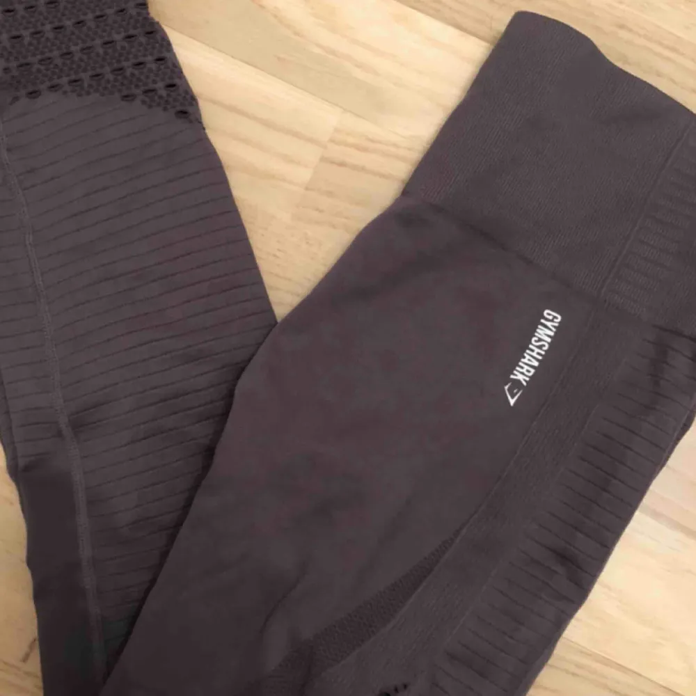 Säljer ett par fina mörkgråa gymshark tights, knappt använda och inget fel på. Övrigt.