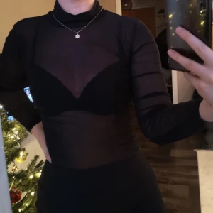  - Genomskinlig långärmad med krage i storlek s 50kr+frakt 