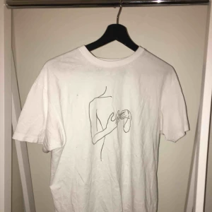  - Svinsnygg vanlig vit t-shirt med kvinnomotiv på! 100kr🌸  (Möts bara upp i Sthlm)