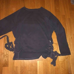  - En super fin tröja från Bik Bok med snörren på sidan som inte är i min storlek (vilket är synd). Frakt till kommer💗 Hör av er om fler bilder eller intresse.