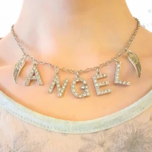  - Halsband: ÄNGLAVINGAR! Material: metall Märke: Lila Rosé Original-InköpsMärke: Light Of TechnologyQuella ExtraInfo: Går att justera uppåt nästan hur långt som helst i med att fästet passar i alla metallhål på halsbandet-går även att bäras längre ned. Frakt: 9:-