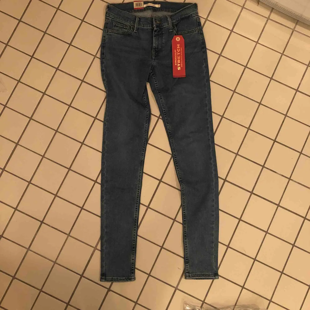 Jag säljer två par nya jeans från Levis, 710. Den ena är öppnad men inte använd och den andra ligger sin plats påse. Ena jeansen är storlek 26/30, & den andra är 25/30. Helt oanvända. Nypris 1200kr. Skriv för mer bilder :). Jeans & Byxor.