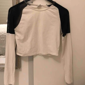  - Vit kort tröja med svarta transparenta axlar på, är xs så L är inte för stort. Frakt tillkommer 