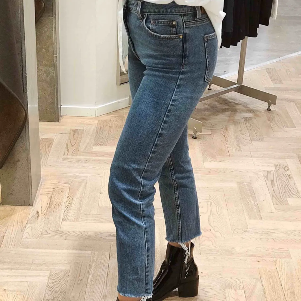 Säljer dessa jeans ifrån Vero Moda då jag köpt fel längd på byxorna. Är använda ca 3-4gånger. Är storlek 27 i midjan och 32 i benlängd. Frakt betalar köparen.. Jeans & Byxor.