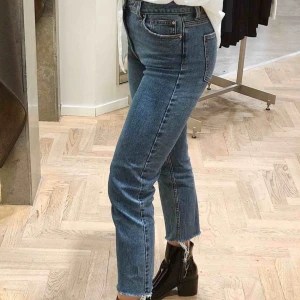  - Säljer dessa jeans ifrån Vero Moda då jag köpt fel längd på byxorna. Är använda ca 3-4gånger. Är storlek 27 i midjan och 32 i benlängd. Frakt betalar köparen.