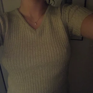 Beige tjock ribbad t-shirt!!  - Secondhand köpt!! Stl 38/40 stretchigt material. Bra skick!!! 