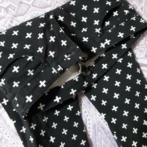 Svarta alternativa skinnyjeans - Skitcoola skinnyjeans från Divided by HM! Använda, fint skick! Inga skador, defekter eller annat att anmärka på Storlek 36,  80kr 