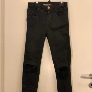Topshop byxor  - Byxor från topshop, sitter superbra med hål vid knäna storlek W25 L30. Jag är 162cm brukar använda S-M. Skulle säga denna passar bäst för de som bär Small. Är i bra skick, ganska stretchiga. Köpare står för frakt skickas spårbart 63kr eller möts upp i Malmö, startbud 50kr 💓
