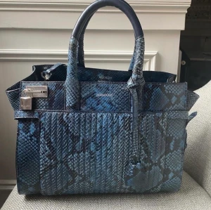 Stor Zadig & Voltaire väska i pyton skin - Nypris 9000, skick 10/10