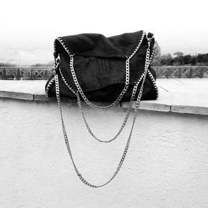 Jag säljer denna utsålda Stella McCartney-inspirerade väska för 700 kr! Köpte den online på blackdope.com för 1099 kr och säljs nu för att den personligen inte passar min stil. Jag har använt väskan en gång tidigare så den är nyskick! 

