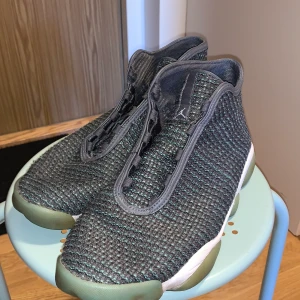 Jordan Horizon - Har haft dessa skor i garderoben i typ 3 år och inte använt de alls därför vill jag sälja de, tyvärr hittade jag inte häller sko snörena till den så man behöver köpa nya ifall man vill använda de