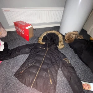 Rockandbluejacka - Har ett litet håll i högerficka inne i fickan, inget som syns dock. Passar mig som vanligt viss bär S, pälsen är inte äkta. Köpte för 2 vintrar sen för 4000 kr. Köparen står för frakten 