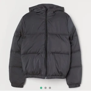 Populär pufferjacket - Populär pufferjacket från H&M, knappt använd, säljer pga fel storlek för mig.