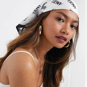 Vit bandana  - Superfin vit bandana med text ”ANGEL”. Aldrig använd🤍🤍