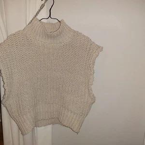 Stickad väst  - Beige stickad väst som bara har använts en gång. 