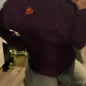 Hoodie kappa - En snygg mörklila kappa hoodie 
