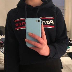 Hoddie  - En mörkblå hoodie från Gina tricot med tryck där fram. Är fortfarande i gott skick,  lite liten för mig nu och säljes därför.