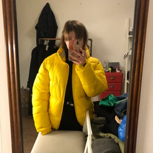 Kani dunjacka - Gul dunjacka från Kani som man kan vända ut och in på! Ärmarna är av tag bara också så det kan bli en väst också. Super varm och skön. Perfekt att ha ”4 jackorna i en”. Det är en herrjacka så den är ganska oversize. Köpt från junkyard förra vintern