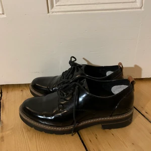 Skor Strl 38  - Svarta låga skor i strl 38 i bra skick 