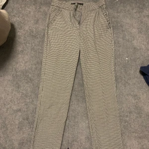 Kostymbyxor  - Rutiga kostymbyxor från zara. Korta i modellen. Har som volanger vid fickorna. 