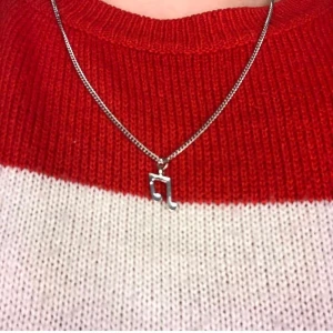 Not halsband  - Ett jättefint silvrigt not halsband🎵